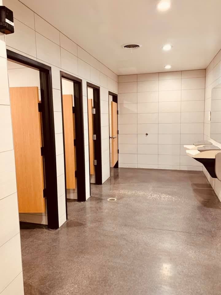 E Overland, Restrooms