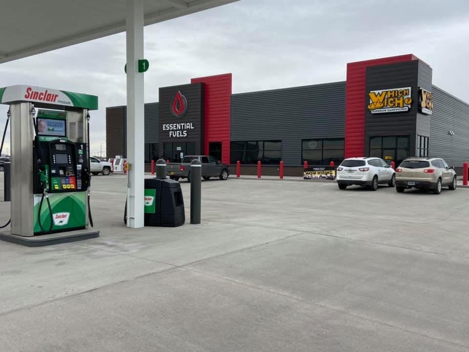 E Overland, Exterior & Pumps